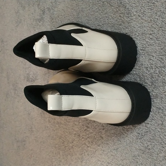 New Ivory/Black Rain Boots by Matisse, Size 10 M - Picture 5 of 5